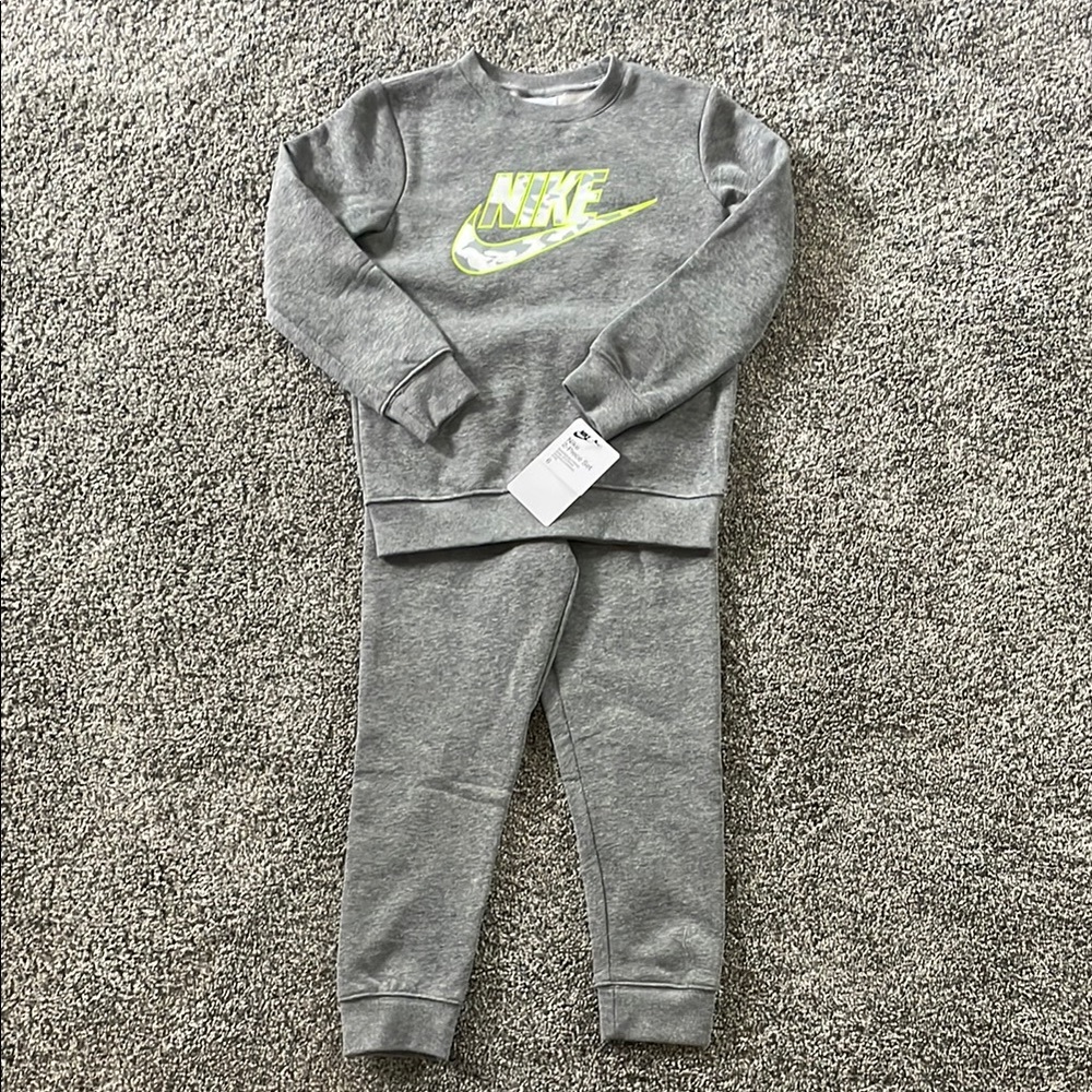 NEW! NIKE GRAY 2-PIECE SWEATSHIRT AND SWEATPANTS SET. SIZE 6. BOYS.‎
